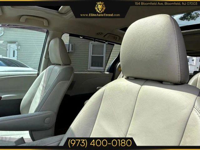 Photo of 2011 White Toyota Sienna
