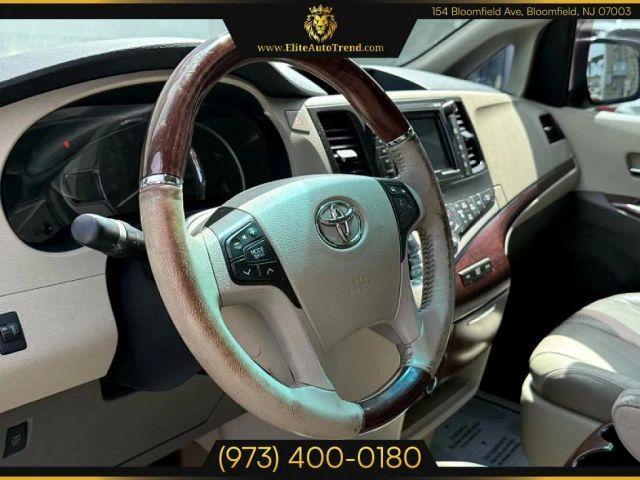 Photo of 2011 White Toyota Sienna