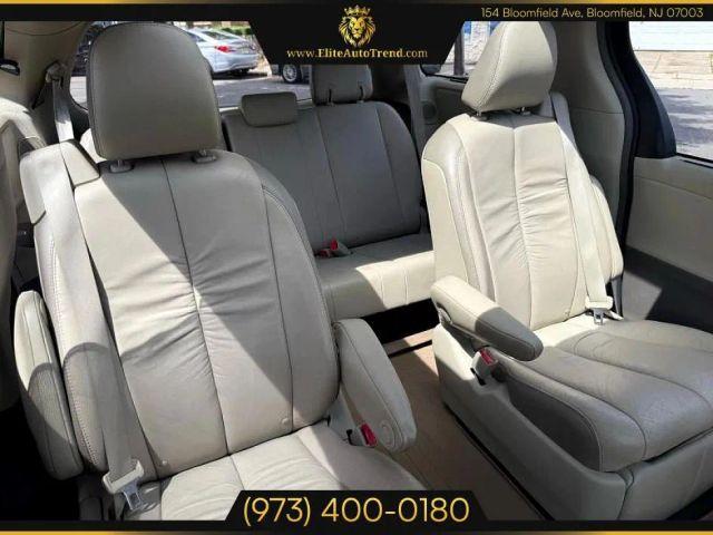 Photo of 2011 White Toyota Sienna