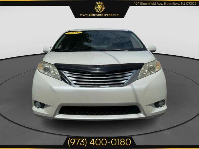 Photo of 2011 White Toyota Sienna