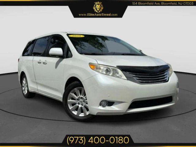 Photo of 2011 White Toyota Sienna