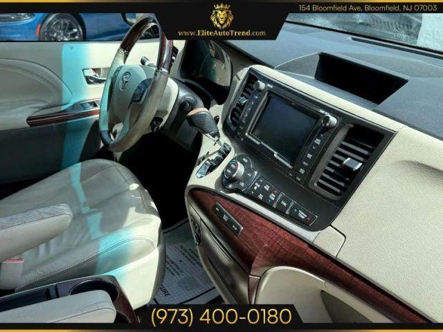 Photo of 2011 White Toyota Sienna