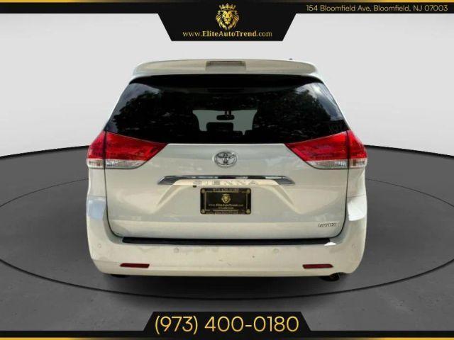 Photo of 2011 White Toyota Sienna