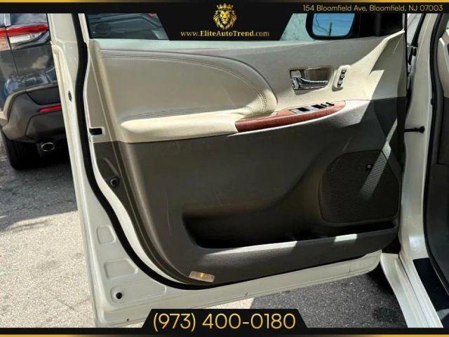 Photo of 2011 White Toyota Sienna