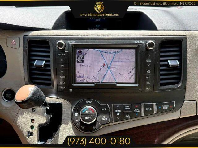 Photo of 2011 White Toyota Sienna