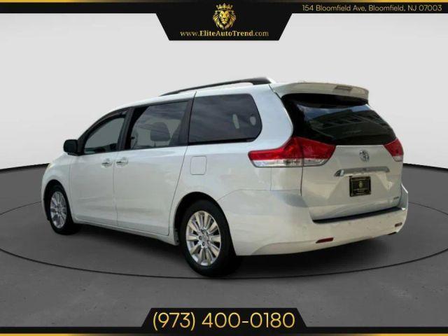 Photo of 2011 White Toyota Sienna