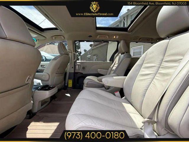 Photo of 2011 White Toyota Sienna