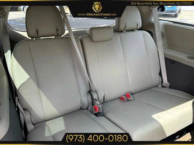 Photo of 2011 White Toyota Sienna