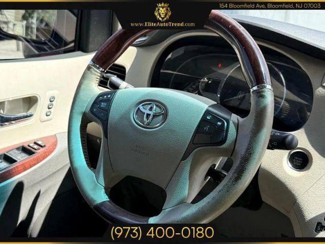Photo of 2011 White Toyota Sienna
