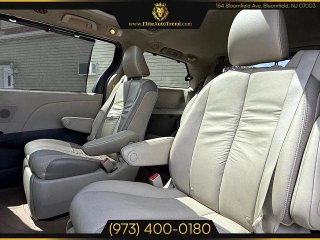 Photo of 2011 White Toyota Sienna