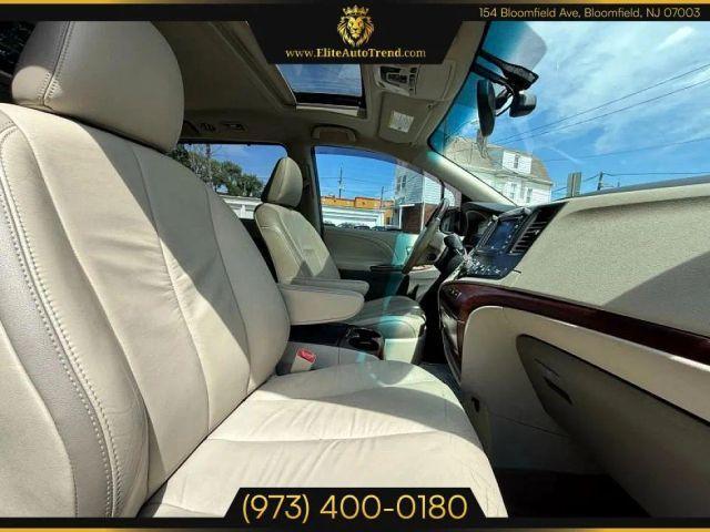 Photo of 2011 White Toyota Sienna