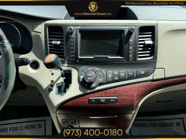 Photo of 2011 White Toyota Sienna