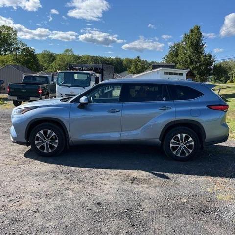 Photo of 2022 Moon Dust Toyota Highlander