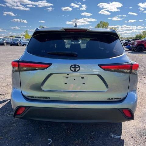Photo of 2022 Moon Dust Toyota Highlander