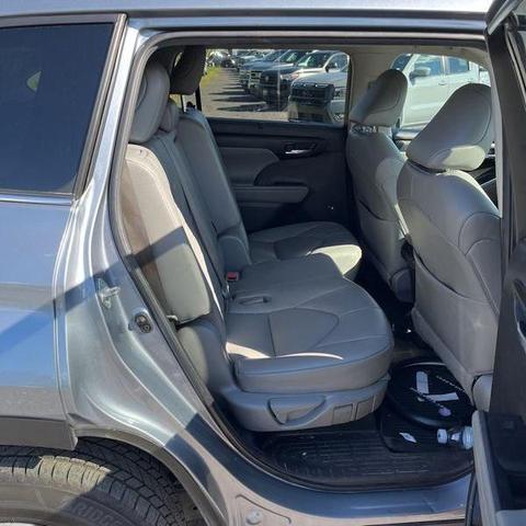 Photo of 2022 Moon Dust Toyota Highlander