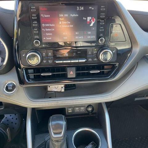 Photo of 2022 Moon Dust Toyota Highlander