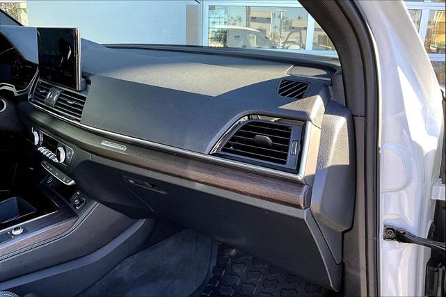 Photo of 2023 Glacier White Metallic Audi Q5