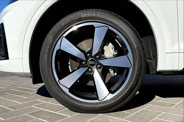 Photo of 2023 Glacier White Metallic Audi Q5