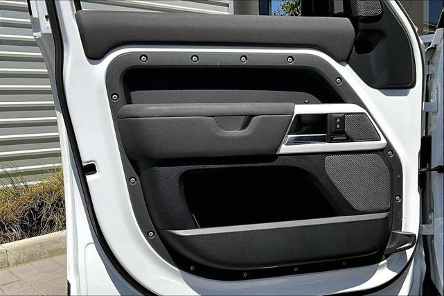 Photo of 2023 Fuji White Land Rover Defender