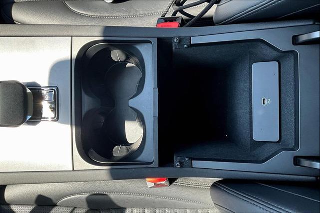 Photo of 2024 Fuji White Land Rover Discovery Sport