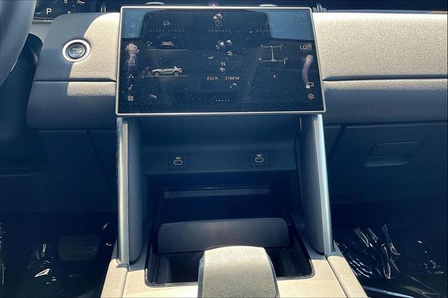 Photo of 2024 Fuji White Land Rover Discovery Sport