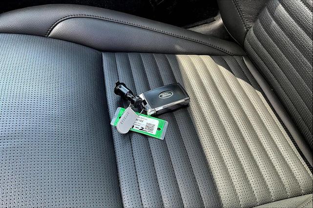 Photo of 2024 Fuji White Land Rover Discovery Sport