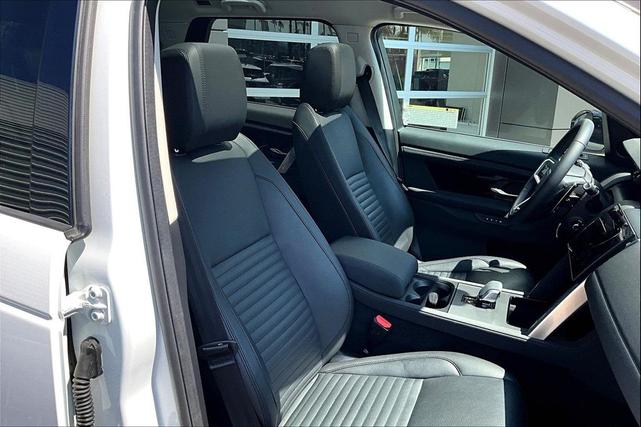 Photo of 2024 Fuji White Land Rover Discovery Sport
