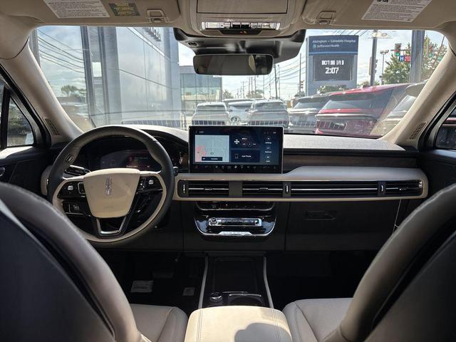Photo of 2025 Pristine White Metallic Tri-Coat Lincoln Corsair