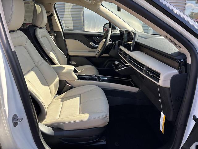Photo of 2025 Pristine White Metallic Tri-Coat Lincoln Corsair