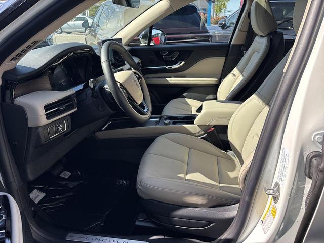 Photo of 2025 Pristine White Metallic Tri-Coat Lincoln Corsair