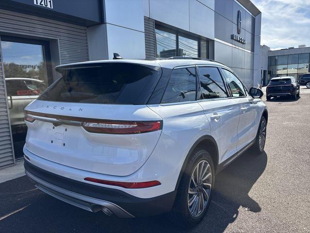 Photo of 2025 Pristine White Metallic Tri-Coat Lincoln Corsair