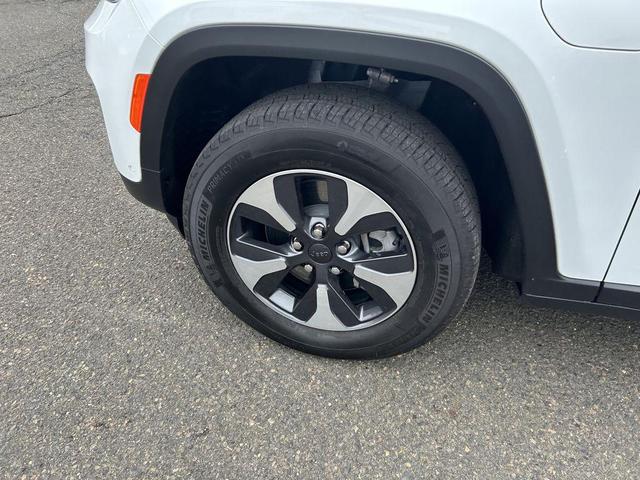 Photo of 2023 Bright White Clearcoat Jeep Grand Cherokee 4xe