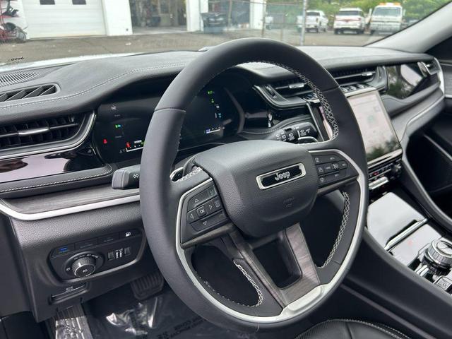 Photo of 2023 Bright White Clearcoat Jeep Grand Cherokee 4xe