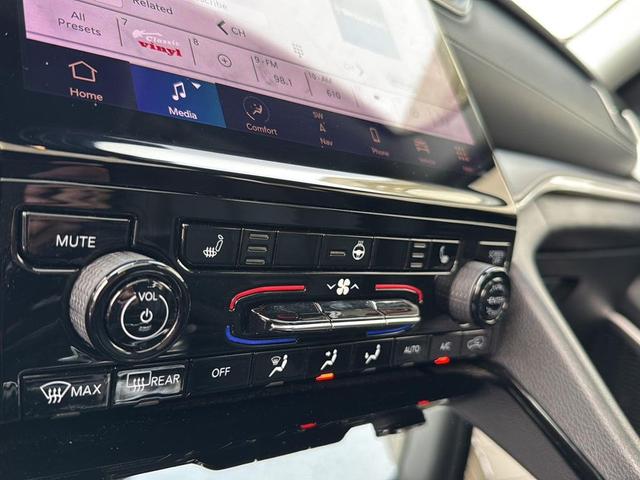 Photo of 2021 Silver Zynith Jeep Grand Cherokee L