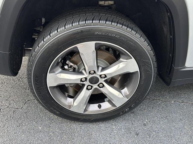 Photo of 2021 Silver Zynith Jeep Grand Cherokee L