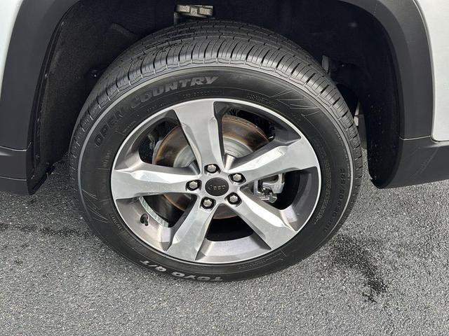 Photo of 2021 Silver Zynith Jeep Grand Cherokee L