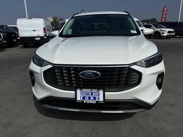 Photo of 2025 Star White Ford Escape