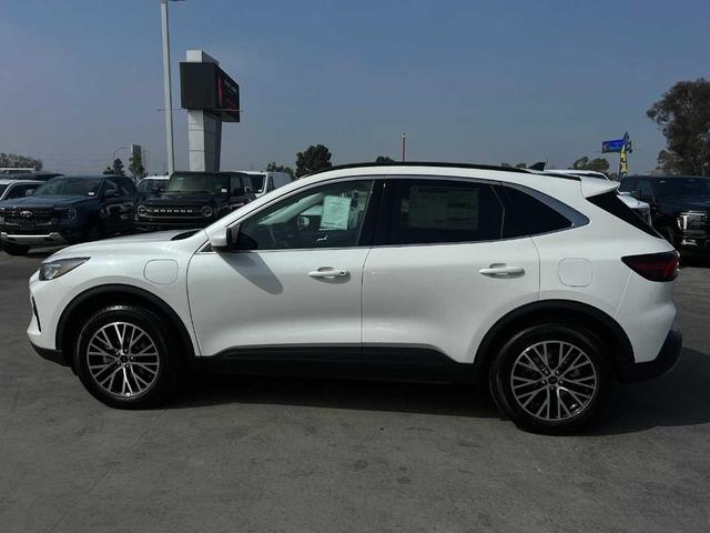 Photo of 2025 Star White Ford Escape