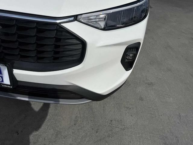 Photo of 2025 Star White Ford Escape