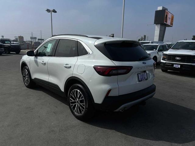 Photo of 2025 Star White Ford Escape