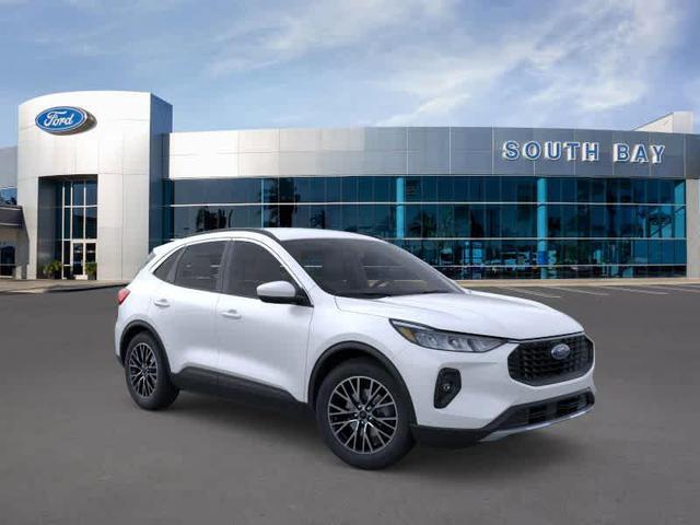 Photo of 2025 Star White Ford Escape