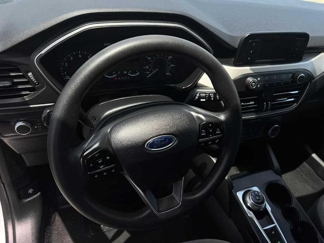 Photo of 2021 Oxford White Ford Escape