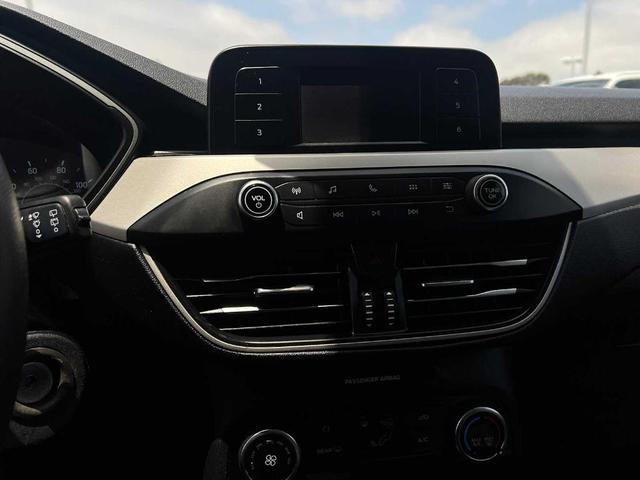 Photo of 2021 Oxford White Ford Escape