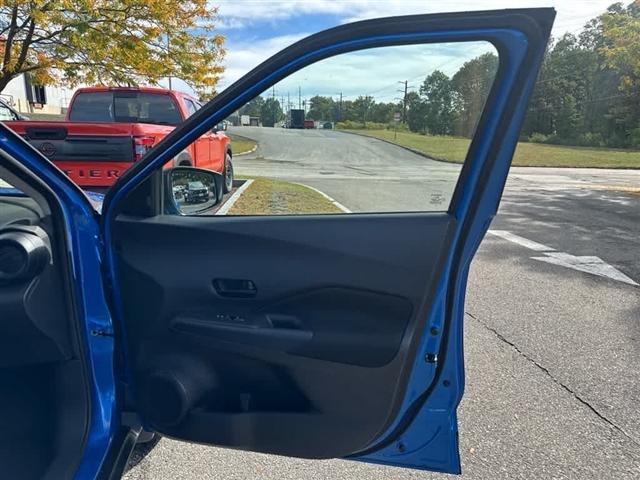 Photo of 2025 Electric Blue Metallic Nissan Kicks Play
