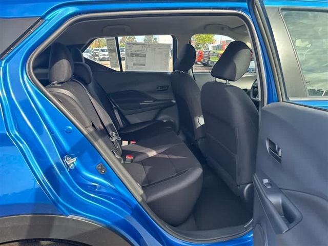 Photo of 2025 Electric Blue Metallic Nissan Kicks Play