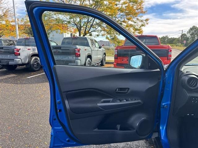 Photo of 2025 Electric Blue Metallic Nissan Kicks Play