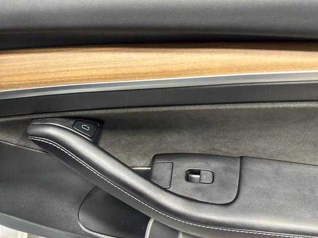 Photo of 2021 Pearl White Multi Tesla Model 3