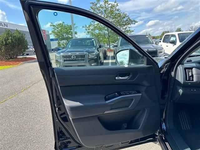 Photo of 2025 Black Nissan Pathfinder