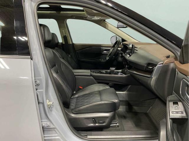 Photo of 2022 Boulder Gray Nissan Rogue