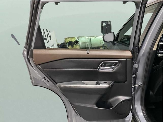 Photo of 2022 Boulder Gray Nissan Rogue